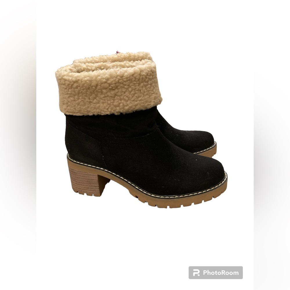 Maurices Faux Suede Sherpa lined Boots. Size 6.
